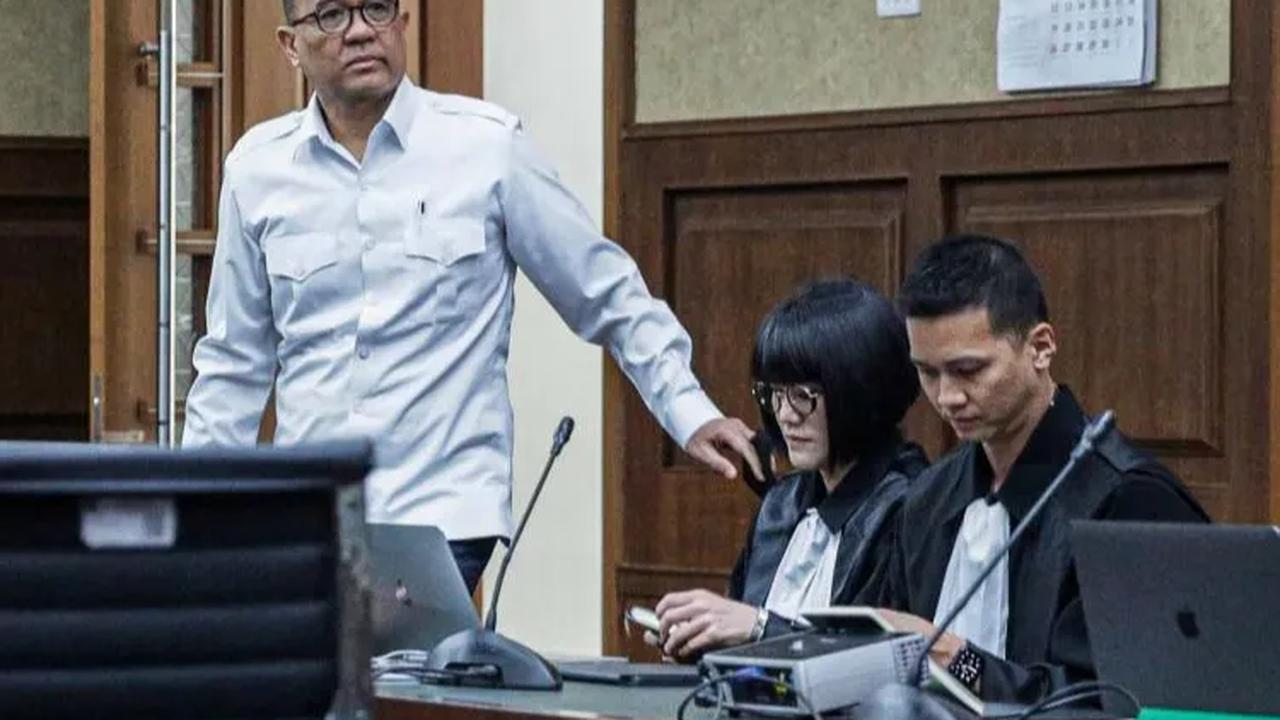 Rafael juga didakwa dengan Pasal 12 B jo Pasal 18 Undang-Undang Republik Indonesia Nomor 31 Tahun 1999 tentang Pemberantasan Tindak Pidana Korupsi jo Pasal 55 Ayat (1) Ke-1 KUHP jo Pasal 64 Ayat (1) KUHP atas kejahatan gratifikasinya.