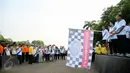Wakil Presiden Jusuf Kalla memegang bendera tanda dimulainya jalan sehat  memperingati puncak Hari Kesehatan Nasional Ke-51 di Silang Monas, Jakarta, Minggu (6/12/2015). Acara tersebut dihadiri sebanyak 2000 peserta. (Liputan6.com/Faizal Fanani)