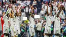 Para pemain Real Madrid merayakan kemenangan atas FC Barcelona dalam pertandingan sepak bola La Liga di Madrid, Spanyol, Minggu (16/10/2022). Pertandingan El Clasico Liga Spanyol berakhir dengan kemenangan Real Madrid 3-1 atas Barcelona. (AP Photo/Bernat Armangue)