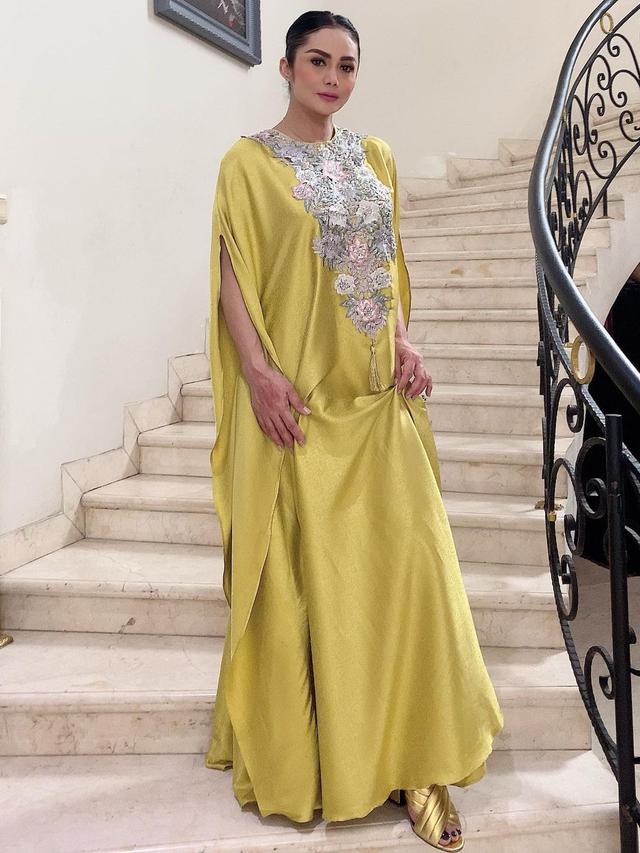 6 Potret Krisdayanti Kenakan Kaftan, Tuai Pujian