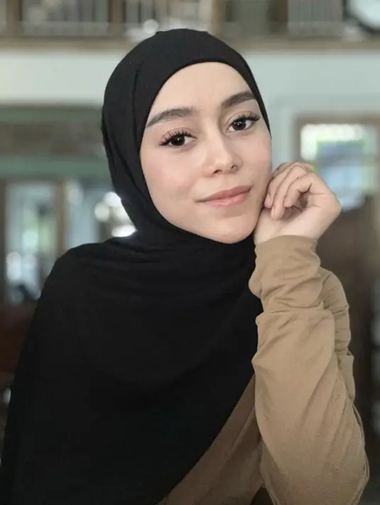 Permainan bulu mata mendominasi tampilannya, sehingga terlihat begitu anggun dengan kulit yang tampak sehat. [Foto: Instagram/ Lesti Kejora]