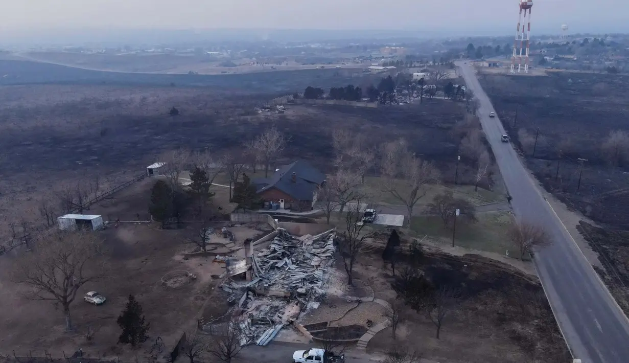 Kerusakan pada sebuah properti yang terbakar akibat kebakaran Smokehouse Creek terlihat pada Rabu, 28 Februari 2024, di Canadian, Texas. (AP Photo/Julio Cortez)