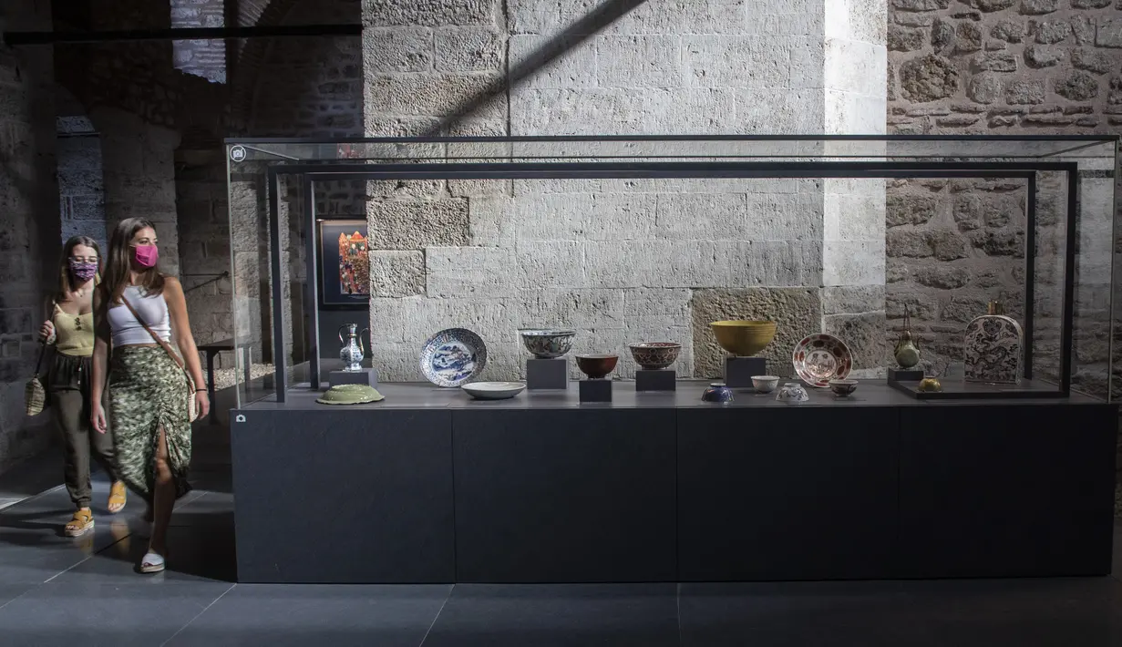 Orang-orang mengunjungi pameran porselen China di Museum Istana Topkapi, Istanbul, Turki, 2 Oktober 2020. Museum Istana Topkapi memamerkan hampir 12.000 buah koleksi porselen China, menyuguhkan kronologi lengkap sejarah evolusi porselen China dari abad ke-13 hingga ke-19. (Xinhua/Osman Orsal)