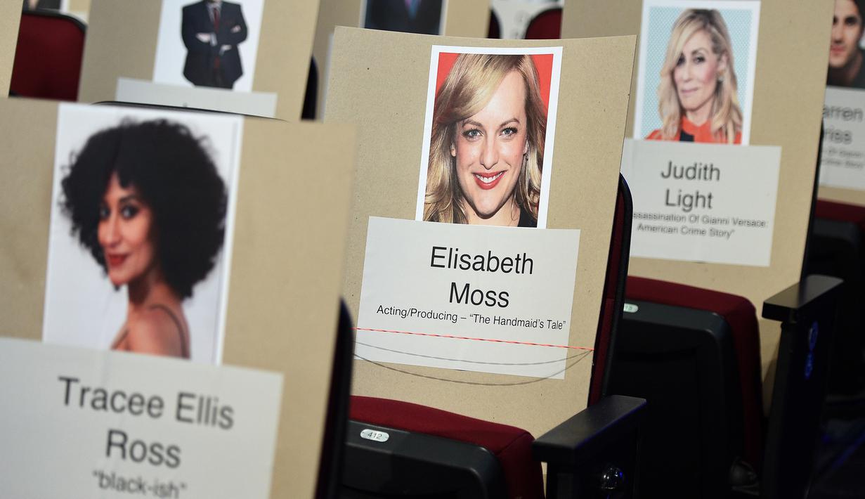 Deretan tempat duduk disertai foto para selebriti dan tamu berjejer rapi jelang perhelatan akbar Emmy Awards 2018 di Teater Microsoft, Los Angeles, Kamis (13/9). Emmy Awards ke-70 akan digelar 17 September mendatang. (KEVORK DJANSEZIAN/GETTY IMAGES/AFP)