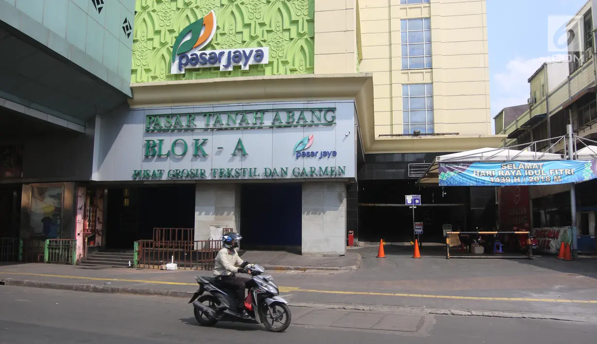 Pengendara sepeda motor melintas di depan Gedung Blok A Pasar Tanah Abang, Jakarta, Minggu (17/6). Pasar Tanah Abang tutup sejak 15 Juni 2018 dan buka kembali pada 25 Juni 2018. (Liputan6.com/Arya Manggala)