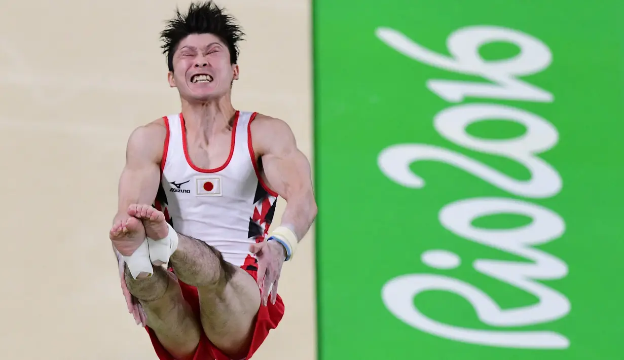File foto pada 6 Agustus 2016, pesenam Jepang Kohei Uchimura bertanding dalam babak kualifikasi cabang lompat putra Senam Artistik Olimpiade Rio 2016 di Olympic Arena. Dijuluki "King Kohei" di Jepang, pria 33 tahun tersebut memenangi total tujuh medali Olimpiade. (Emmanuel DUNAND/AFP)