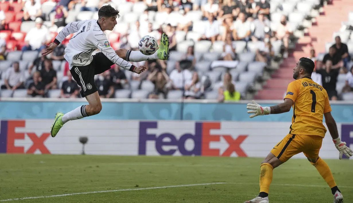 Keunggulan Portugal hanya bertahan 20 menit. Jerman berhasil menyamakan kedudukan lewat gol Kai Havertz yang akhirnya disahkan sebagai gol bunuh diri dari Ruben Dias. Bola umpan Gosens berhasil ia tempatkan di muka gawang dan membuat Dias melakukan gol bunuh diri. (Foto: AP/Matthias Schrader)