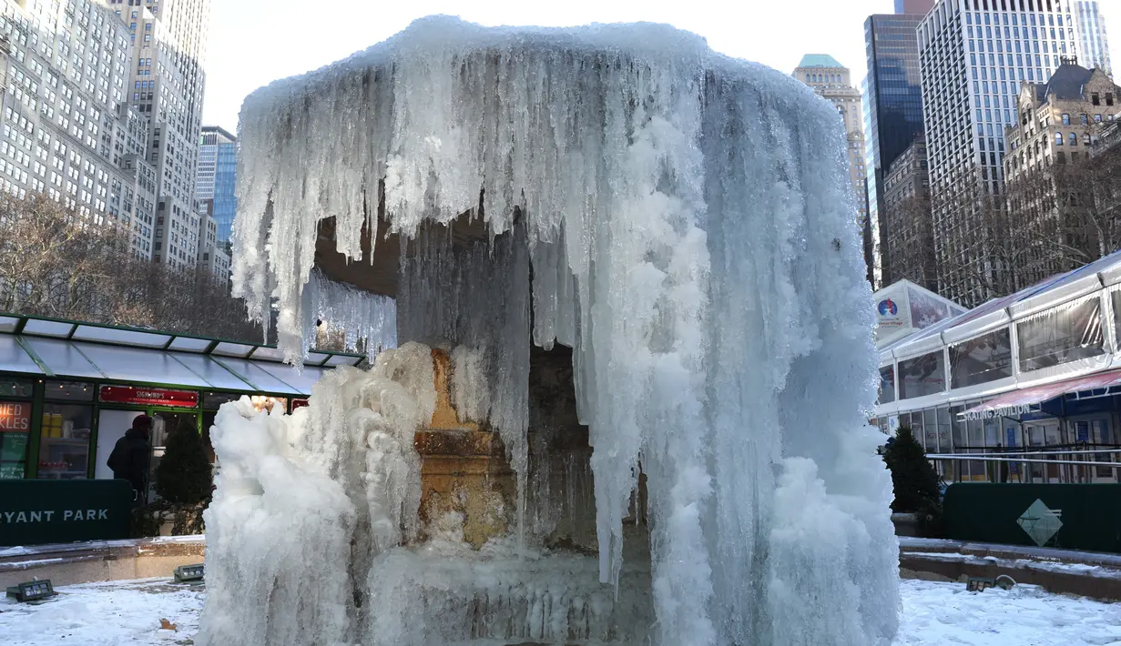 Kondisi air mancur Josephine Shaw Lowell yang membeku di Taman Bryant, New York, Selasa (2/1). New York dan sejumlah wilayah di AS disebutkan mengalami tahun baru terdingin sejak 1960-an dengan suhu mencapai minus 12 Celsius (AFP PHOTO / TIMOTHY A. CLARY)