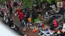 Pengunjung mencari barang di Pasar Loak Lebayoran Lama, Jakarta, Jumat (9/9/2022). Masyarakat banyak memburu barang dagangan yang dijual mulai dari pakaian, tas, aksesori hingga elektronik. (Liputan6.com/Angga Yuniar)