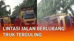 Sebuah truk pengangkut sawit terguling mengundang perhatian.