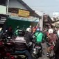 Ratusan ojol di Garut melakukan sweeping di lokasi ojek pangkalan, mereka bahkan terpaksa menurunkan spanduk secara paksa mengenai larangan pengemudi ojol (Liputan6.com/Jayadi Supriadin)