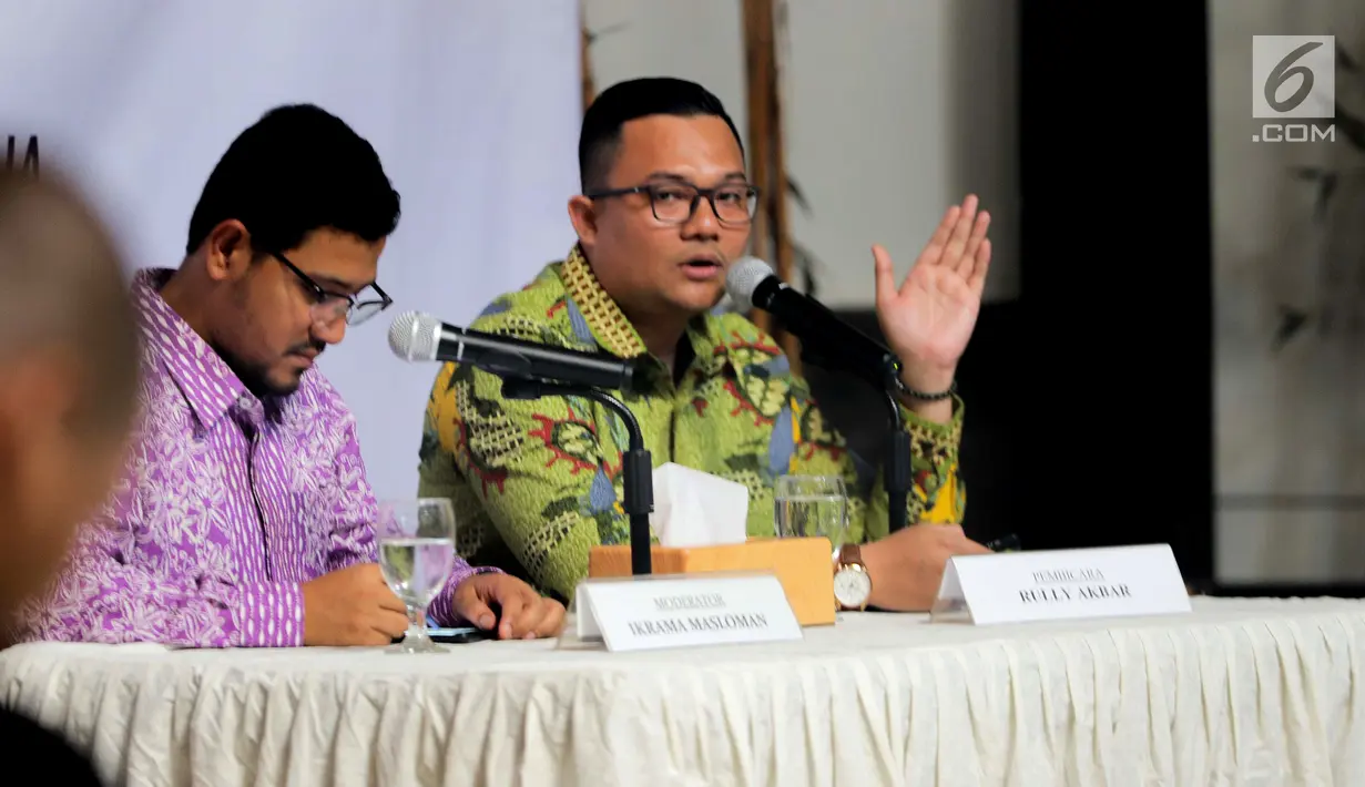 Peneliti LSI Denny JA, Rully Akbar (kanan) memaparkan survei terkini bertajuk '15 Capres 2024 yang Lolos Radar dan the Legend Award' di Kantor LSI, Jakarta, Selasa (2/7/2019). Rully menyebut ada satu nama yang masih belum tertebak dan dijuluki Mr/Mrs X. (Liputan6.com/Faizal Fanani)