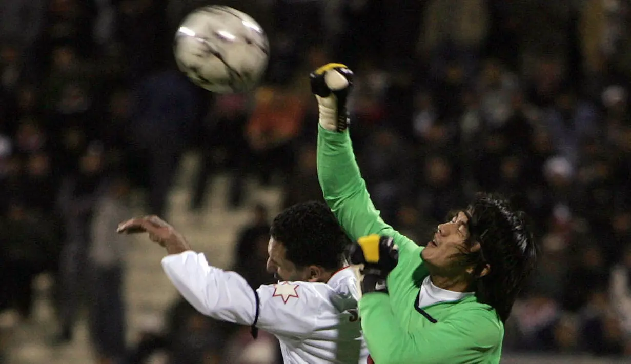 Mantan kiper Timnas Thailand, Kosin Hathairattanakool merupakan pemain asing Asia yang paling dicintai Bobotoh. Ia bergabung ke Persib pada musim 2006-2007. Sejak kedatangannya, Kosin langsung jadi pujaan Bobotoh, hal itu karena kemampuannya mengawal gawang. (Foto: AFP/Khalil Mazraawi)