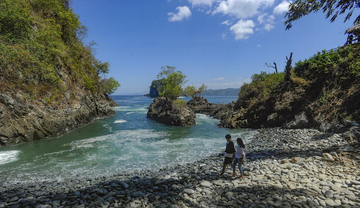 Aktivitas pengunjung saat berada di kawasan wisata Lembah Batu Pawon, Dusun Nglumpang, Panggul, Trenggalek, Jawa Timur. (merdeka.com/Arie Basuki)