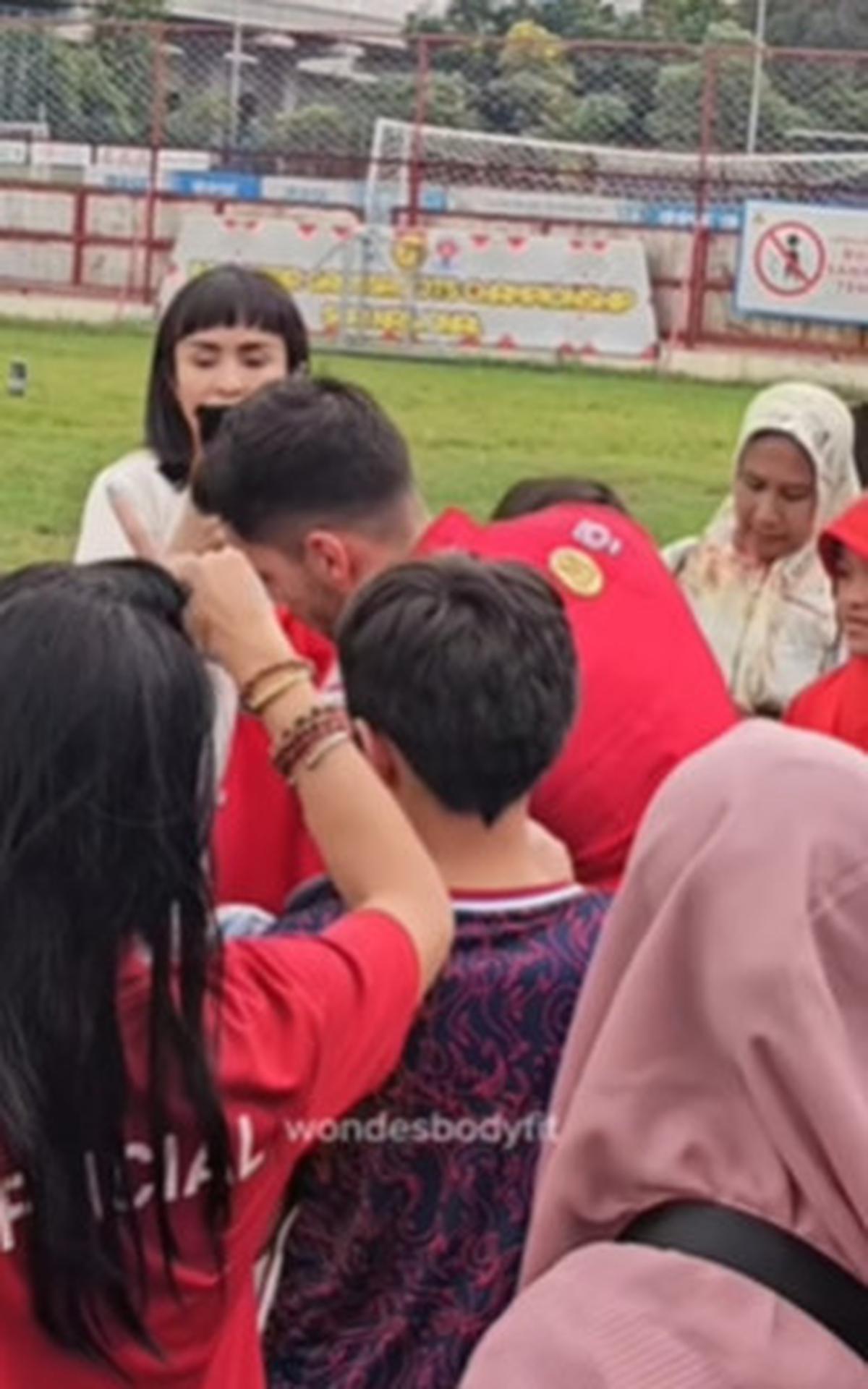 Momen Sandy Walsh Mendadak jadi 'Penjual' Es Krim