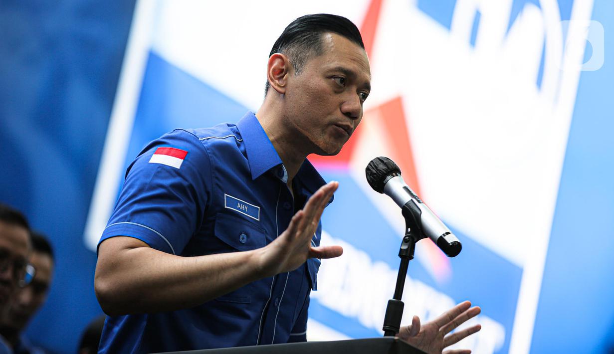 Ketua Umum Partai Demokrat Agus Harimurti Yudhoyono (AHY) memberikan pandangan awal tahun dan isu terkini di DPP Partai Demokrat, Jakarta, Kamis (12/1/2023). Salah satu isu yang dibahas yakni berkaitan dengan penyelenggaraan Pemilu 2024. (Liputan6.com/Faizal Fanani)