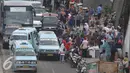 Antrean angkutan umum yang membuat kemacetan di kawasan Tanah Abang, Jakarta. Rabu (4/1). Kemacetan terjadi di Pasar Tanah Abang disebabkan pedagang menggelar dagangannya di badan jalan dan angkot berhenti sembarangan. (Liputan6.com/Immanuel Antonius)