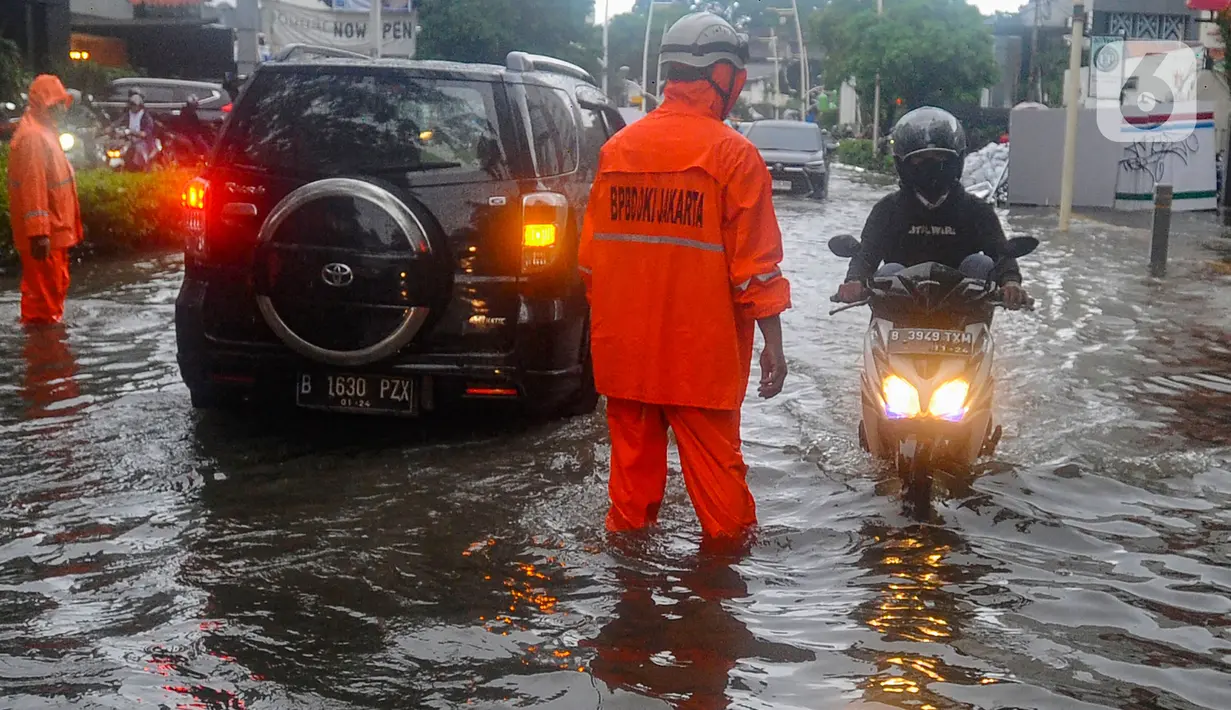 Sejumlah kendaraan tampak memperlambat laju kecepatannya, sementara kendaraan lainnya memilih untuk menepi. (merdeka.com/Arie Basuki)