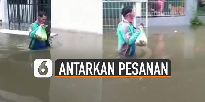 VIDEO: Penuh Perjuangan, Driver Ojek Online Tetap Antarkan Pesanan Walau Harus Terjang Banjir