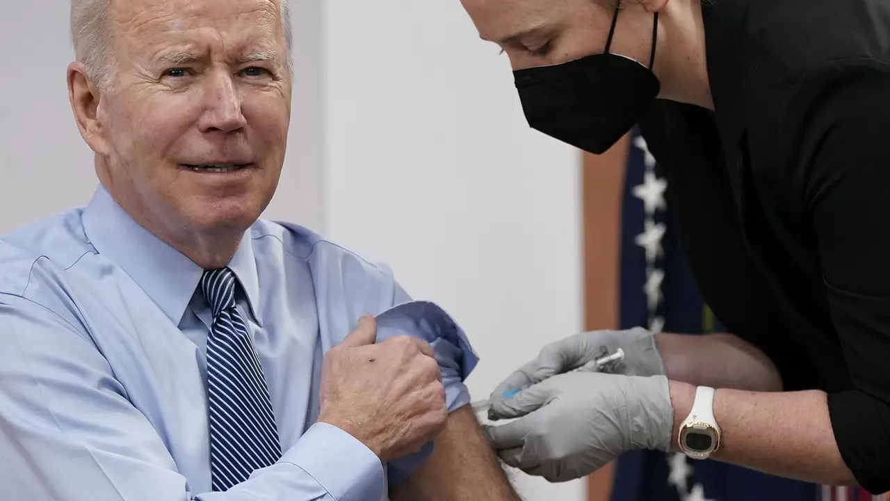 Joe biden Terima Suntikan Booster Vaksin Covid-19 Kedua