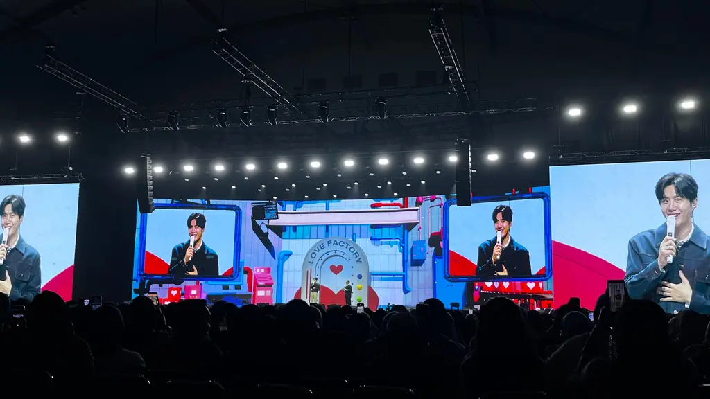 Kehadiran Kim Seon-ho di Jakarta kembali jadi momen yang sulit dilupakan para penggemar. Setelah sebelumnya menyapa publik Indonesia lewat rangkaian promosi drama terbarunya, sang aktor kini hadir lebih dekat melalui fan meeting bertajuk LOVE FACTORY in Jakarta yang digelar pada 25 April 2026. (foto/dok: fimela.com/sitinurarisha)