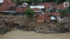 Suasana dari ketinggian tanah longsor akibat bencana banjir di Desa Kalong Sawah Kecamatan Jasinga, Kabupaten Bogor, Sabtu (4/1/2020). Tiga BUMN PT Askrindo, PT. Bank Mandiri, Perum Perhutani dibantu Yalisa membentuk tim yang difokuskan mendorong logistik dan obat-obatan. (Liputan6.com/HO/Iqbal)