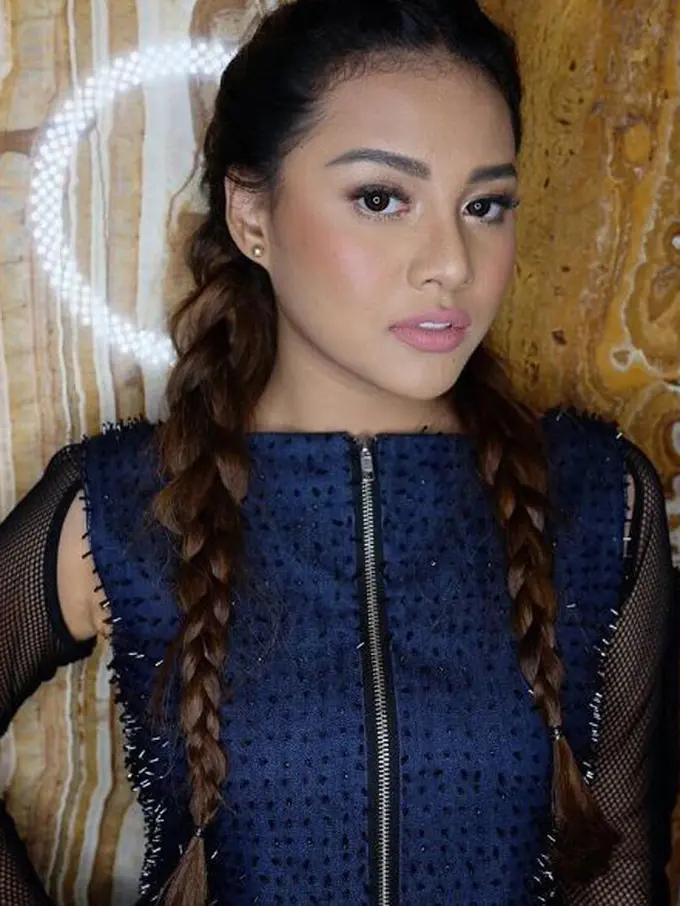 [Bintang] Seleb dengan rambut kepang