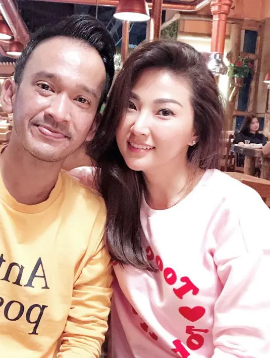 "Istrinya luar biasa ya kak.. bahagia selalu," pujian pemilik akun udikajalah. "Terharu,sampe berkaca-kaca bikin baperrr," tulis claristalovelia. "Terharu banget ka," tulis ratna.rani.9. (Instagram/sarwendah29)