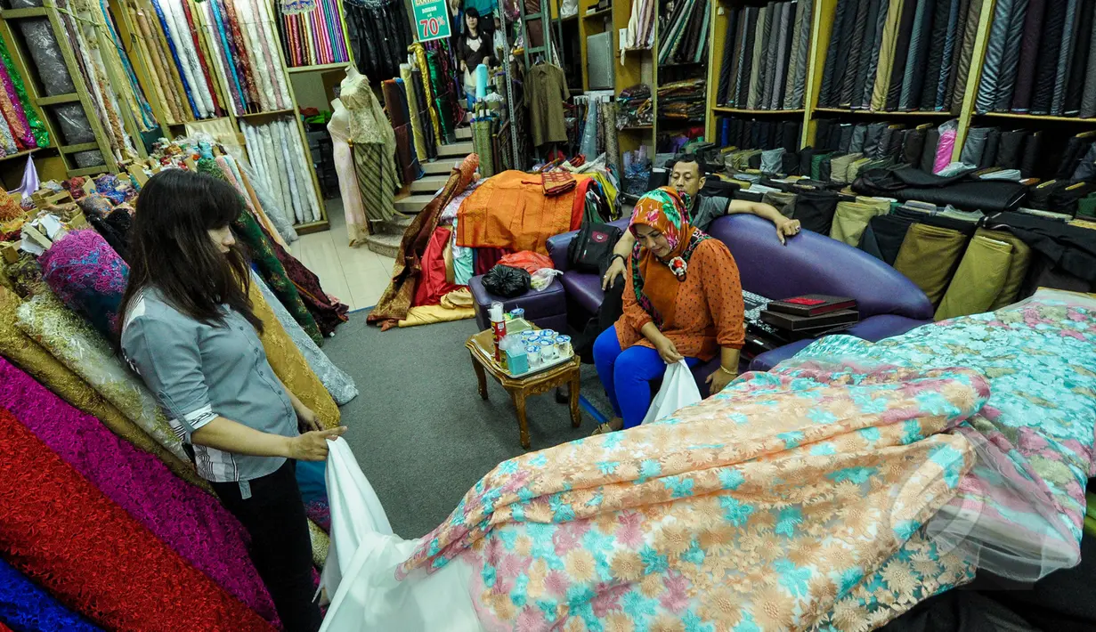 Suasana toko kain lokal di Pasar Baru, Jakarta, Selasa (24/3/2015). Pengusaha tekstil nasional meminta Presiden Jokowi untuk melakukan kerja sama dengan Uni Eropa dan Turki agar bisa meningkatkan ekspor tekstil nasional.(Liputan6.com/Faizal Fanani)