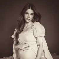Barbara Palvin merilis maternity shoot di Instagram dengan lingerie arsip Victoria's Secret 1999 yang pernah dipakai Gisele Bündchen. (@therealbarbaraplavin)