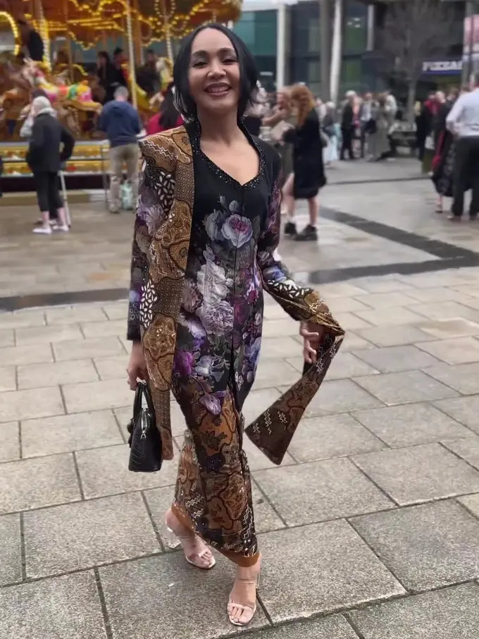 [Fimela] Dewi Gita Berkebaya di Inggris