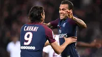 Pemain Paris Saint-Germain, Dani Alves (kanan) merayakan gol yang dicetak rekannya Edinson Cavani saat melawan Nice pada lanjutan Ligue 1 Prancis di Parc des Princes stadium, Paris, (27/10/2017). PSG menang 3-0. (AFP/Franck Fife)