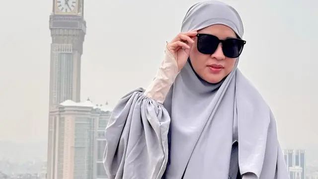 Momen kebersamaan Okie Agustina dan si bungsu di Tanah Suci. (credit: instagram.com/okieagustina_)