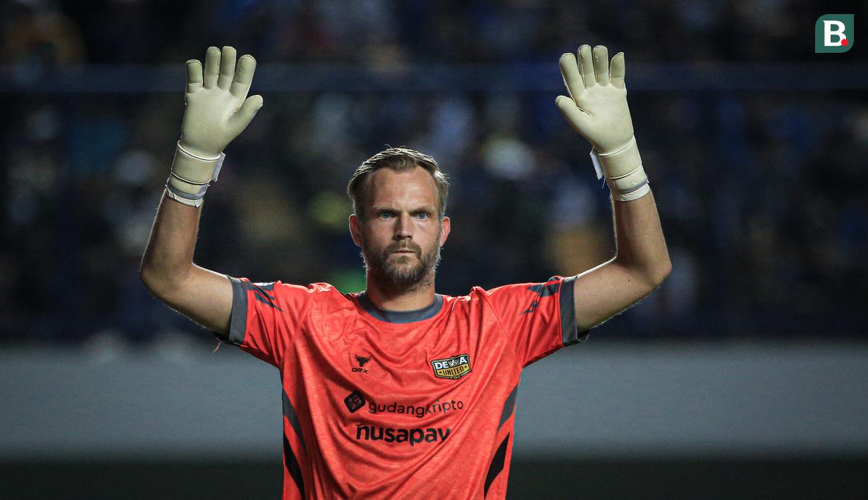 Kiper Dewa United, Sonny Stevens pada laga pekan ketiga BRI Liga 1 2023/2024 antara Persib Bandung melawan Dewa United di Stadion GBLA, Bandung, Jumat (14/07/2023). (Bola.com/Bagaskara Lazuardi)