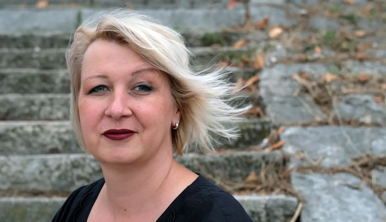 Mantan tentara transgender Serbia, Helena Vukovic saat berada di Belgrade, Serbia, (7/9). Helena telah melakukan serangkaian operasi untuk merubah kelaminnya menjadi wanita. (REUTERS/Marko Djurica)