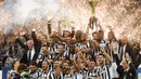 Para pemain Juventus mengangkat trofi kemenangan dan meraih scudetto usai mengalahkan Napoli 3-1 di  laga seri A  di Juventus Arena, Italia, (23/5/2015). Ini merupakan Gelar ke-31 Juventus di Serie A. (Reuters/Giorgio Perottino)