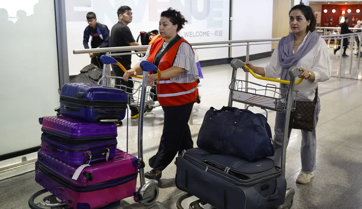 Kelima perempuan Afghanistan tersebut akan ditampung oleh Paris, setelah berulang kali seruan pembentukan koridor kemanusiaan untuk wanita Afghanistan yang dikucilkan dari kehidupan publik. (Geoffroy VAN DER HASSELT / AFP)