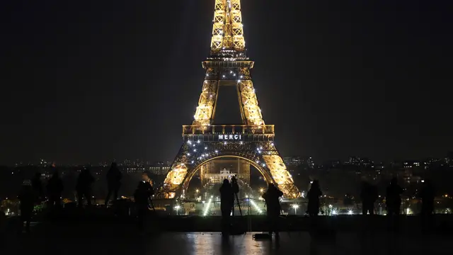 Menara Eiffel berterima kasih kepada petugas kesehatan