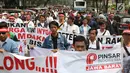 Peternak ayam membentangkan spanduk saat menggelar aksi di depan Kementerian Koordinator Bidang Perekonomian, Jakarta, Kamis (5/9/2019). Ratusan peternak ayam menuntut pemerintah turun tangan menyelesaikan permasalahan harga ayam hidup di tingkat peternak yang kembali anjlok. (Liputan6.com/Angga Yun