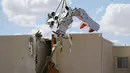Pesawat bermesin tunggal dievakuasi setelah menabrak gedung di Bandara Regional Ak-Chin, Maricopa, Arizona, Amerika Serikat, Selasa (10/9/2019). Seorang instruktur dan seorang siswa penerbang dibawa ke rumah sakit akibat kecelakaan tersebut. (AP Photo/Ross D. Franklin)