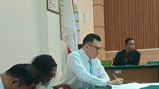 Kuasa hukum Piche Kota, Fransisco Bernando Bessi saat sidang praperadilan di Pengadilan Negeri Atambua (Liputan6.com/Ola Keda)
