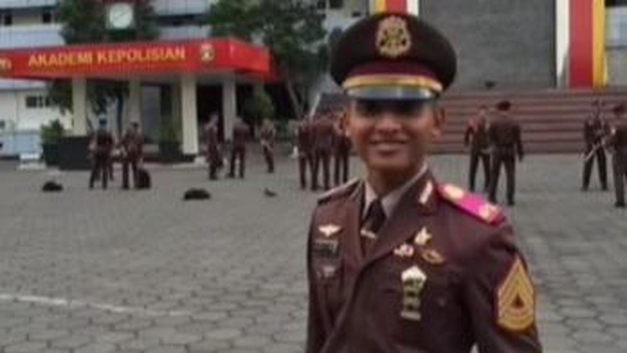 Momen Perwira anak penjual ayam saat berfoto setelah dinyatakan lulus dari Akpol dan menyandang pangkat Perwira.
