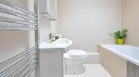 10 Inspirasi Warna Cat untuk Kamar Mandi Kecil, Agar Terlihat Lebih Luas