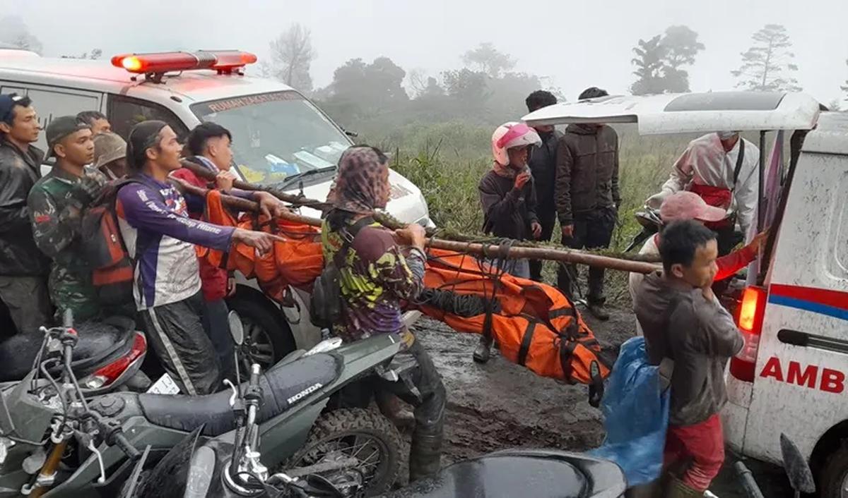 Ade menilai secara keseluruhan pembukaan jalur pendaki untuk wisatawan itu diduga melanggar hukum karena menyebabkan kehilangan nyawa orang.<br>