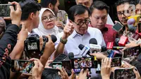 Yasonna H Laoly keluar dari gedung KPK pukul 16.46 WIB. (Liputan6.com/Herman Zakharia)
