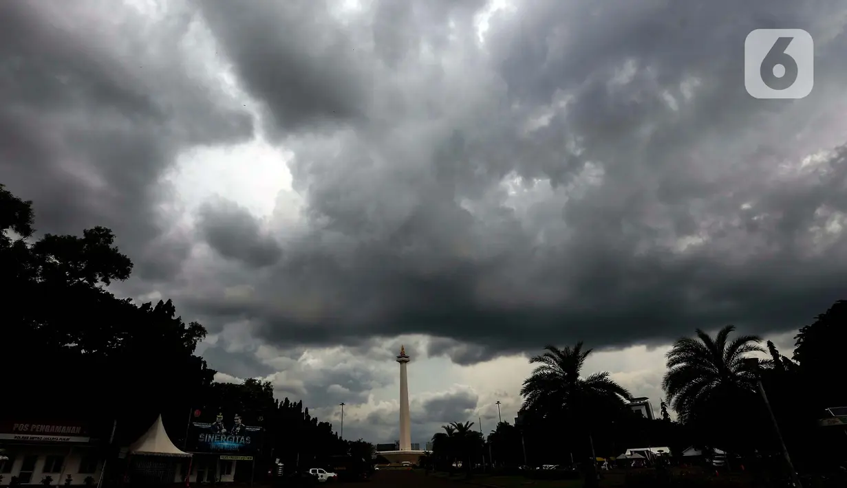 Awan gelap menyelimuti langit di sekitar kawasan Monumen Nasional (Monas), Jakarta, Kamis (7/3/2024). (Liputan6.com/Angga Yuniar)