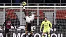Bek Torino, Stephane Singo melakukan tendangan saat bertanding melawan AC Milan pada pertandingan babak 16 besar Coppa Italia di Stadion San Siro di Milan, Italia, Kamis (12/1/2023). Torino menang tipis atas AC Milan dengan skor 1-0 berkat gol Michel Adopo di perpanjangan waktu. (Marco Alpozzi/LaPresse via AP)
