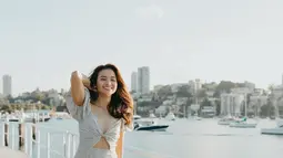 Dengan balutan busana kasual dengan dress yang tampil feminim, Acha menampilkan gaya yang sederhana namun tetap stylish. Acha juga tampak mengenakan sepatu boots yang nyaman, melengkapi penampilannya yang siap untuk berpetualang di pelabuhan. (Liputan6.com/IG/@septriasaacha)