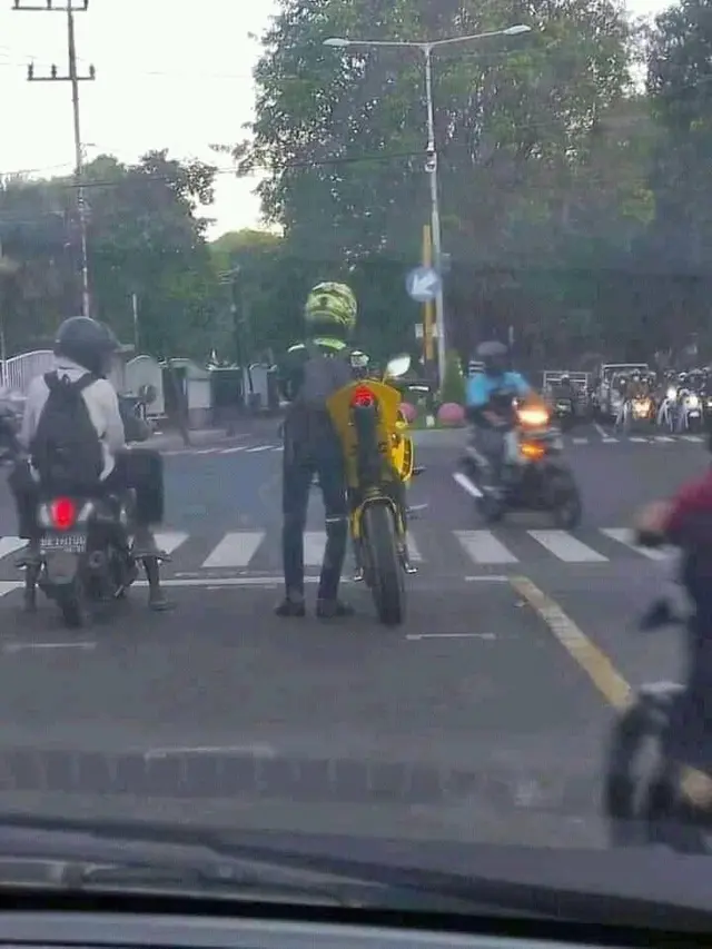 6 Kelakuan Kocak Pengendara di Jalan Raya Ini Bikin Tepuk Jidat