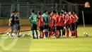 Sebelum memulai sesi latihan para pemain Timnas Laos U19 menyimak secara serius arahan dari pelatih (Liputan6.com/Helmi Fithriansyah)